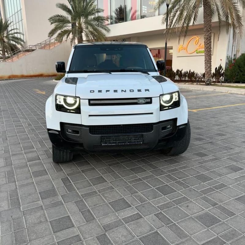 Elevate your driving experience with the Land Rover Defender, a vehicle that combines power, luxury and modern design. Its elegant white color with attractive black touches, gives you a distinctive presence on all roads, with reliable performance in the city, trips and adventures